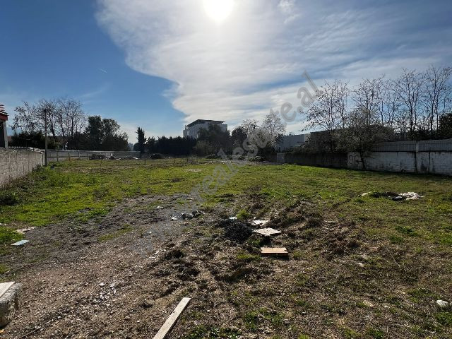 Toke ne shitje prane Autostrades Tirane-Durres